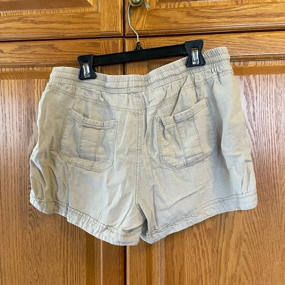 Shorts - Picture 3 of 3
